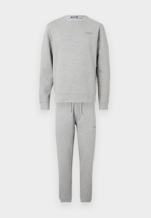 Sivá mikina in ujemajoči se komplet trenirk. Izdelan iz mehkega materiala, ima krožni ovratnik, dolge rokave in elastičen pas z vrvico.