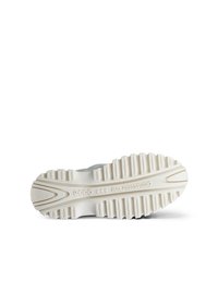 Sneaker sportivo con tomaia in tessuto grigio, suola in gomma bianca e motivo di battistrada testurizzato. Presenta un marchio discreto e una costruzione resistente.