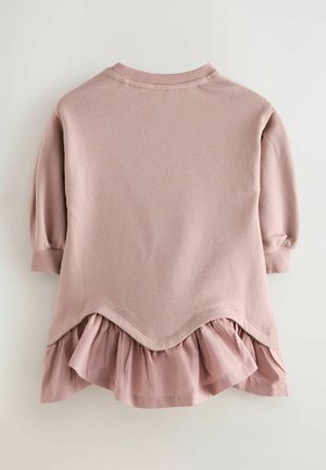 Helles rosa Pulloveroberteil mit langen Ärmeln, das einen gewellten Saum und ein mehrlagiges Rüschendetail am unteren Ende aufweist. Weiche Textur im gesamten Kleidungsstück.