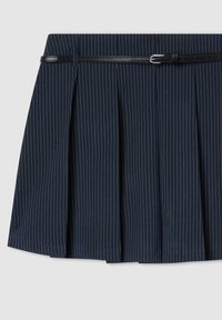 Gonna pieghe blu navy a righe sottili con cintura nera sottile e fibbia argentata, esposta su uno sfondo grigio chiaro.
