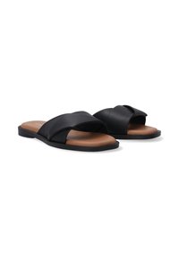Černé sandály na plochém podpatku z imitace kůže se zkříženými pásky, polstrovaná hnědá stélka a černá gumová podrážka. Jednoduchý design bez ozdob.