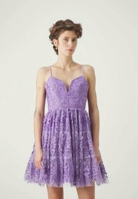 Vestido de lavanda com alças finas ajustáveis, sobreposição de renda floral, corpete ajustado e saia rodada, criando uma aparência texturizada e em camadas.