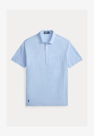 Svetlo modra polo majica iz bombaža, z razporkom na tri gumbe, prsno žepom in majhnim vezenim logotipom na robu.