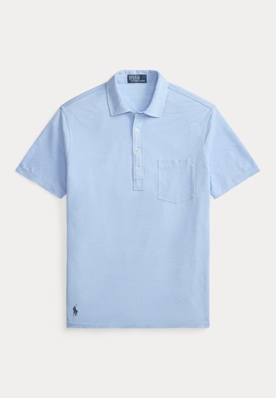 Ανοιχτό μπλε πόλο πουκάμισο από βαμβάκι, με τρία κουμπιά, τσέπη στο στήθος και μικρό κεντημένο λογότυπο στο τελείωμα.