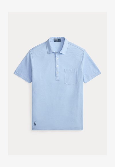 Ανοιχτό μπλε πόλο πουκάμισο από βαμβάκι, με τρία κουμπιά, τσέπη στο στήθος και μικρό κεντημένο λογότυπο στο τελείωμα.