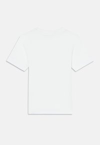 Camiseta branca de algodão com mangas curtas e decote redondo, apresentando um design simples e textura suave, vista de costas.