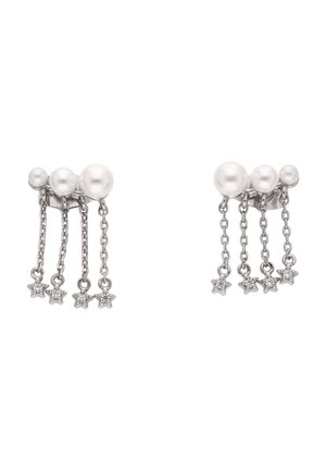 Cercei de argint cu trei știfturi de perlă fiecare, având lanțuri atârnătoare care se termină cu talismane mici în formă de stea, cu pietre încrustate.