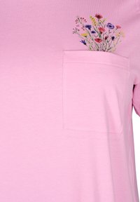 Zizzi MIT BRUSTTASCHE - Marškinėliai su spaudiniu - pink