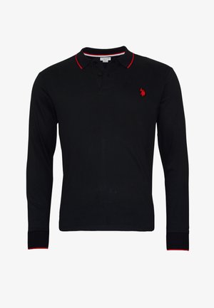 Camisa polo negra de manga larga con cuello y acentos en las mangas rojos; cuenta con un pequeño logotipo bordado en el pecho. Fabricada en algodón.