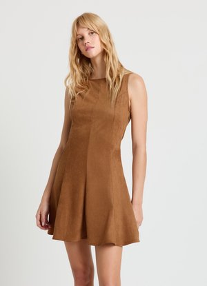 Braunes ärmelloses Kleid aus Wildleder mit tailliertem Oberteil, ausgestelltem Rock und Nahtdetails. Schlichter Ausschnitt und leichte Textur.