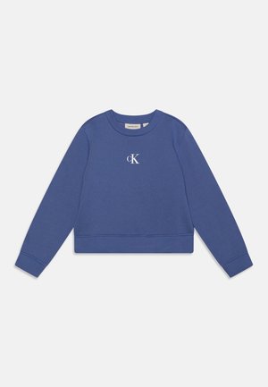 Felpa blu con collo a giro, maniche lunghe, polsini e orlo a costine, con il logo "cK" bianco sul davanti. Tessuto morbido in misto cotone.