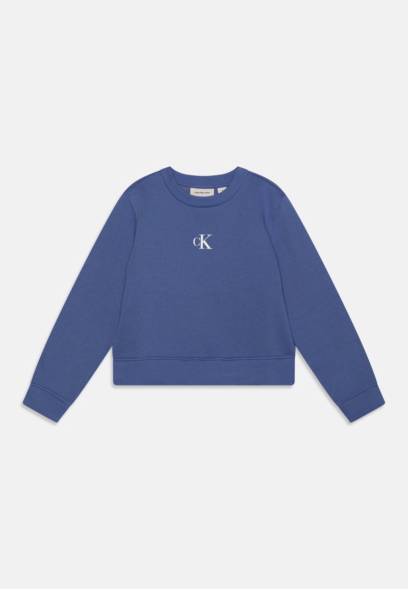 Felpa blu con collo a giro, maniche lunghe, polsini e orlo a costine, con il logo "cK" bianco sul davanti. Tessuto morbido in misto cotone.