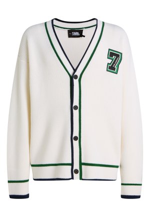 Cárdigan blanco con escote en V, textura de canalé, rayas azul marino y verde en el cuello y el dobladillo, cinco botones negros y un acento bordado con el número '7' en verde.