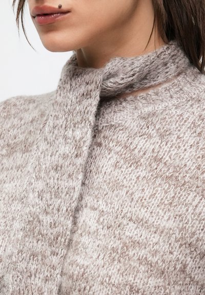 Svetlosivý pletený sveter s textúrovaným povrchom a viazaním na výstrihu, s mäkkým a chlpatým vzhľadom.