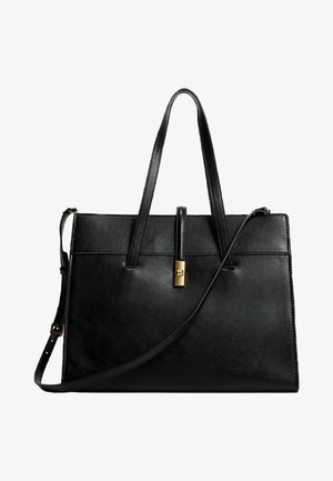 Černá kožená taška přes rameno s dvěma horními uchy, nastavitelného ramenního popruhem, plochým dnem a detailem zlatého klipu na přední straně.