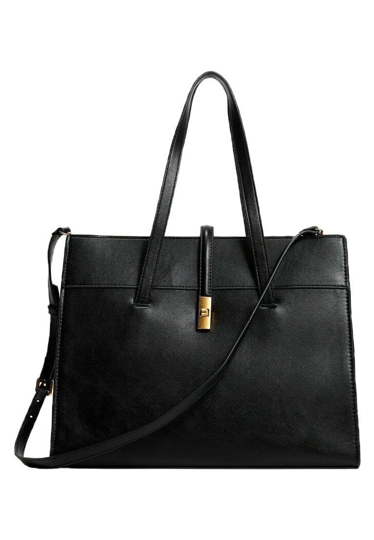 Černá kožená taška přes rameno s dvěma horními uchy, nastavitelného ramenního popruhem, plochým dnem a detailem zlatého klipu na přední straně.