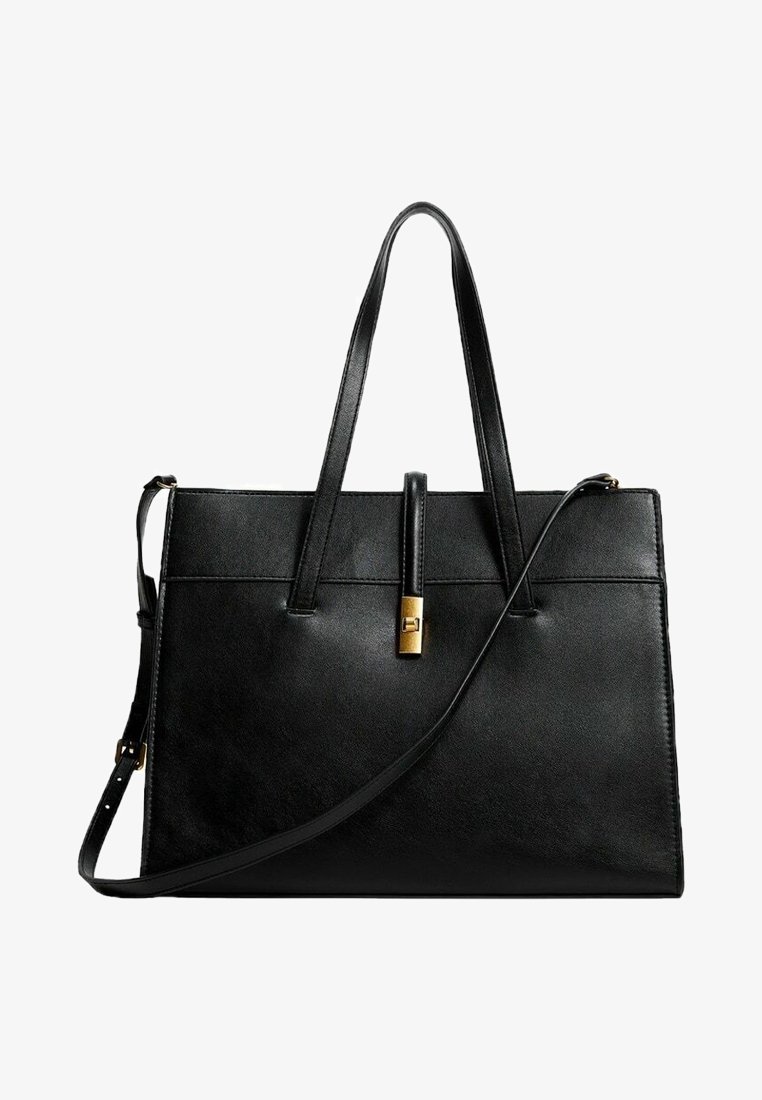 Černá kožená taška přes rameno s dvěma horními uchy, nastavitelného ramenního popruhem, plochým dnem a detailem zlatého klipu na přední straně.