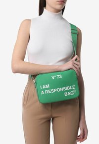 V73 RESPONSIBILITY BIS - Borsa a tracolla - verde