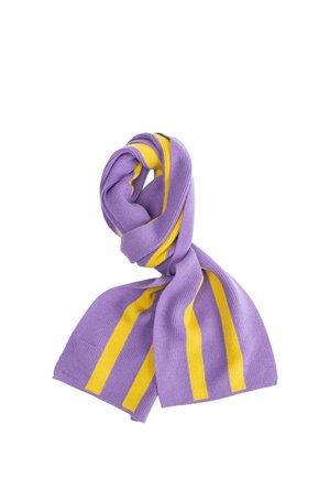 Una bufanda de punto morada con rayas amarillas está anudada de forma suelta y se muestra sobre un fondo blanco.