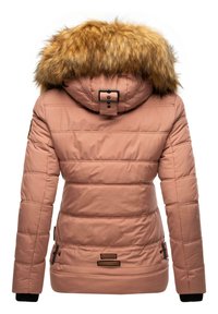Roze gewatteerde jas met een afneembare bruin bont gevoerde capuchon, zwarte hardware en zijzakken met leren accenten. Textuur van de stof zichtbaar.