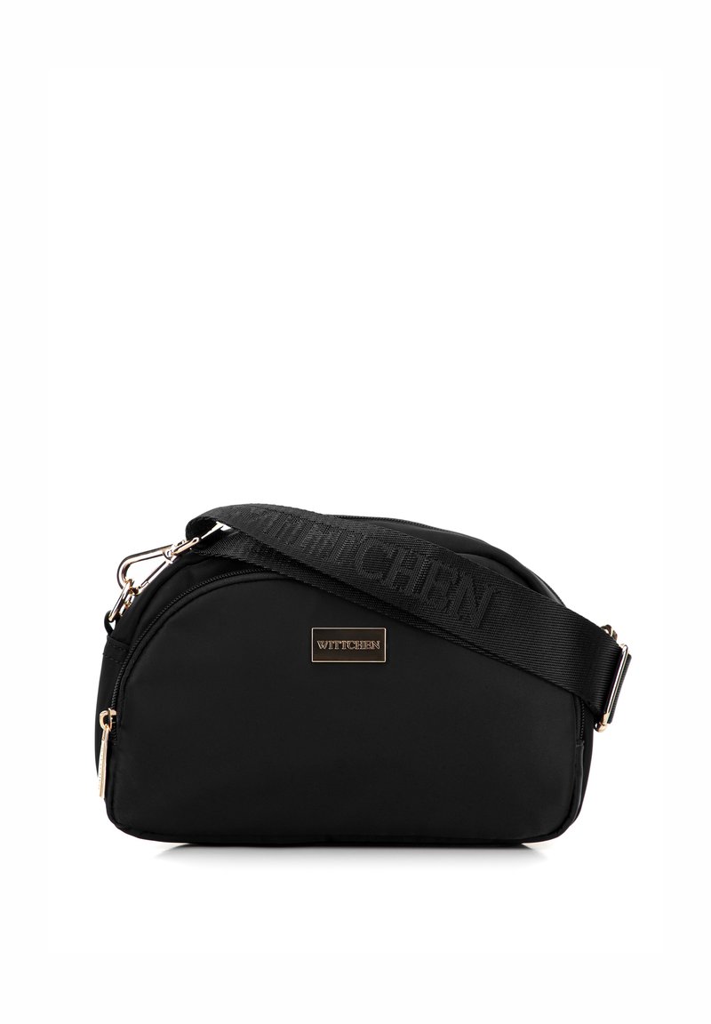 Černá látková crossbody taška s zakřiveným tvarem, zlatými doplňky a texturovaným popruhem s embosovaným nápisem "WITTCHEN". Obsahuje zipové uzavření.