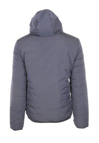 Uomo che indossa un giubbotto invernale imbottito con cappuccio di colore grigio scuro, visto di spalle con le braccia rilassate lungo i fianchi.