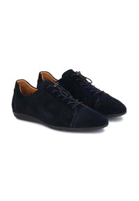Chaussures en daim bleu marine avec panneaux en maille et lacets ton sur ton ; bout arrondi et semelle plate ; design minimaliste avec une silhouette élégante.