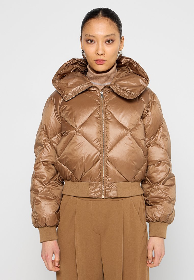 Braune, gesteppten Steppjacke mit breitem Kragen, Frontreißverschluss und elastischem Saum. Glatte, glänzende Oberfläche mit einem verkürzten Design.