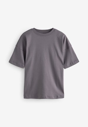 Pilkos spalvos trumpomis rankovėmis marškinėliai su apvaliu kaklu, pagaminti iš lygaus audinio, pasižymintys atsipalaidavusiu siluetu ir švariais siūlų detalėmis.