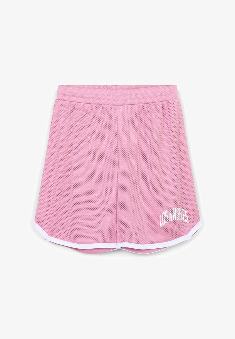 Różowe siatkowe spodenki sportowe z białą elastyczną talią i kontrastującym białym wykończeniem. Na przodzie znajduje się napis "LOS ANGELES" w białym kolorze.