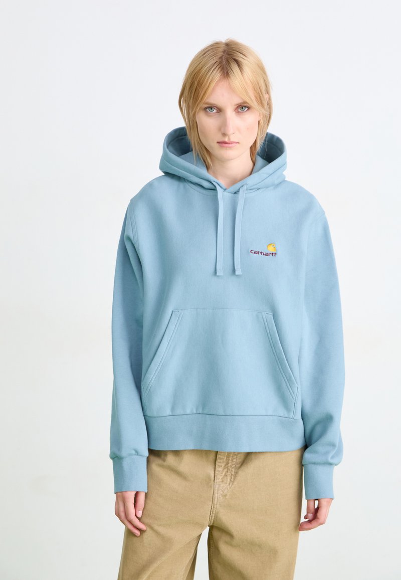 Felpa leggera blu chiaro realizzata in tessuto morbido, con tasca a marsupio frontale e un piccolo logo ricamato. Vestibilità casual con polsini a costine.