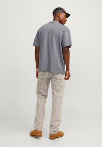 Jack & Jones PREMIUM JPRBLAHARVEY EUPHORIC TEE CREW NECK UNISEX - Potiskana majica - smoked pearl
