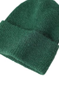 Grüne Strickmütze, hergestellt aus weichem Acrylmaterial, mit einer strukturierten Oberfläche und einem umgeschlagenen Bündchen.