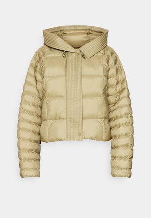 Kratka puhovka v svetlo bež barvi z prešito teksturo in široko kapuco. Ima sprednje gumbasto zapiranje in elastične manšete na rokavih.