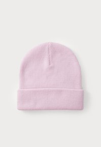 Lys pink strikket hue med en foldet kant. Glat tekstur og en rund top, der har et vertikalt ribbemønster over det hele.