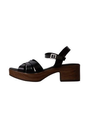 Sort læder sandal med hæl og træplatformsål, åben tå og ankelrem med sølvspænde.