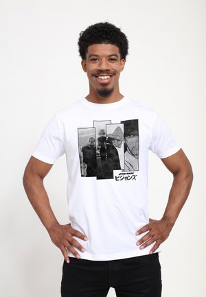 Biała koszulka z bawełny z czarnym nadrukiem graficznym przedstawiającym wieloelementowe panele z stylizowanymi postaciami, tekstem i akcentami z Gwiezdnych Wojen.