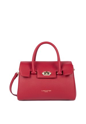 Sac à main Lancaster Paris en cuir rouge avec poignées supérieures, fermeture à rabat, loquet tournant doré et bandoulière détachable.