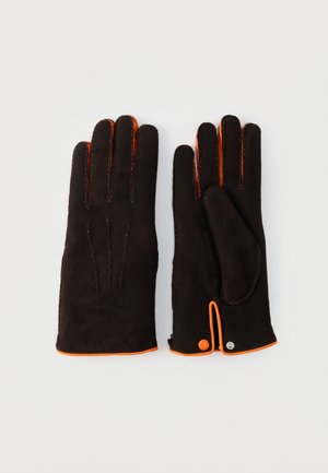 Bruine suède handschoenen met contrasterende oranje accenten. Kenmerken zijn onder andere stikdetails en een drukknoopsluiting voor een stevige pasvorm.