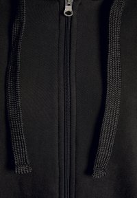 Sudadera negra con cremallera hecha de una mezcla de algodón; cuenta con cordones trenzados y una cremallera metálica; textura suave con un diseño minimalista.