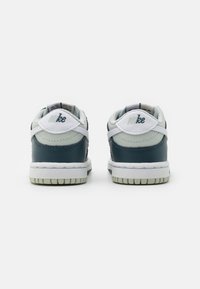 Nike Sportswear DUNK LOW UNISEX - Tenisice - deep jungle/white/light silver