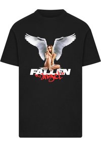 Sort t-shirt med et grafisk design af en siddende figur med store hvide vinger og fed tekst, der står "FALLEN angel" i rød og hvid.