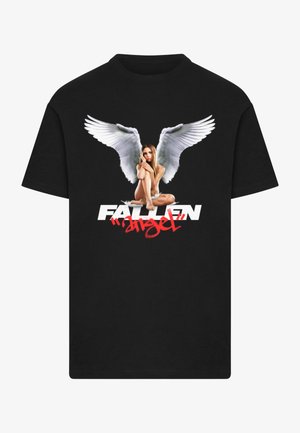 Camiseta negra con un diseño gráfico de una figura sentada con grandes alas blancas y un texto en negrita que dice "FALLEN angel" en rojo y blanco.