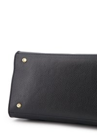 Portefeuille en cuir noir avec une surface texturée, des accentuations en métal doré, et des coins arrondis avec des clous en métal protecteurs.