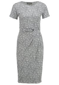 Robe midi à manches courtes avec motif à carreaux noir et blanc, col rond et ceinture assortie à la taille.