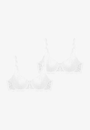 Sujetadores de encaje blanco con bordes festoneados, patrones florales y tirantes ajustables. Presentan un cierre central delicado con gancho. Incluye dos unidades.