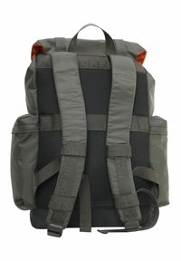 Mochila de tela verde con parte trasera de malla negra, correas ajustables y acento naranja en el interior. Cuenta con un asa superior y correas con hebillas seguras.