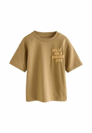 Tan kortærmet T-shirt med ribbet rund hals og teksten "HELLO HOLA BONJOUR CIAO" trykt på venstre bryst.