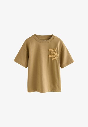 Tricou scurt cu mâneci scurte, guler rotund cu striații și text "HELLO HOLA BONJOUR CIAO" imprimat pe pieptul stâng.