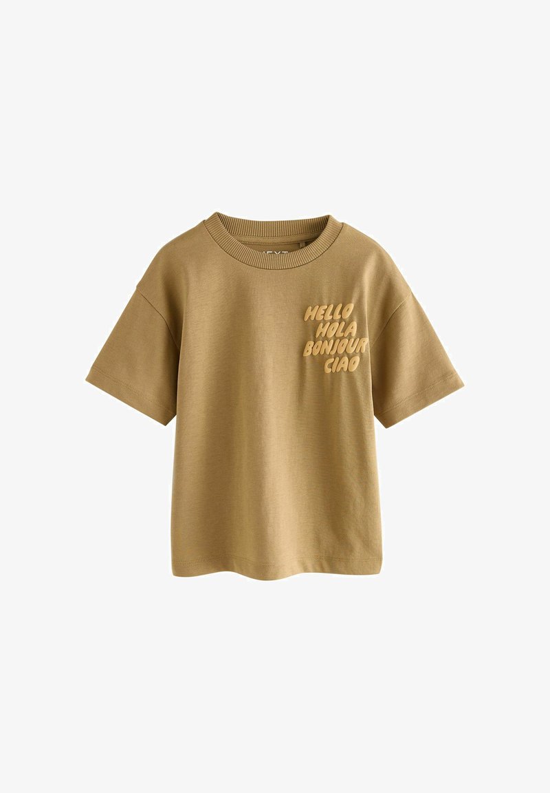 Camiseta de manga corta muy corta con cuello redondo acanalado y texto "HELLO HOLA BONJOUR CIAO" impreso en el pecho izquierdo.